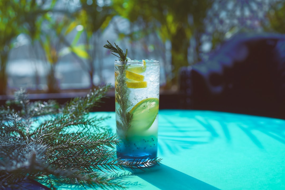 Blauw drankje alcoholvrij: zo maak je een Blue Lagoon mocktail