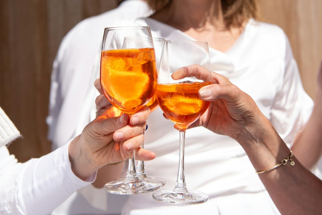 Hoe drink je aperol spritz? Zo maak en serveer je hem goed